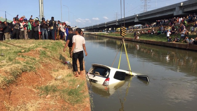 Proses evakuasi mobil tercebur di Kalimalang. (Foto: Andreas Ricky/kumparan)