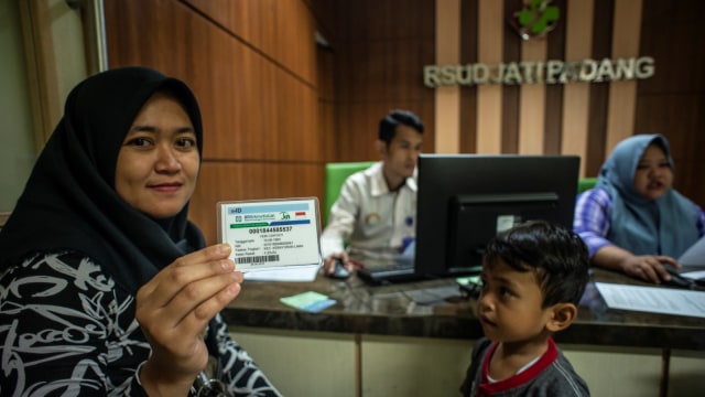 Calon pasien menunjukkan kartu BPJS Kesehatan saat menyelesaikan proses administrasi di RSUD Jati Padang, Jakarta, Senin (7/1/2019). Foto: ANTARA FOTO/Aprillio Akbar