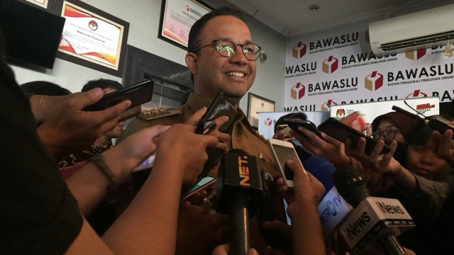 Gubernur DKI Jakarta, Anies Baswedan, setelah usai memberikan klarifikasi soal salam 2 jari di Bawaslu. (Foto: Darin Atiandina/kumparan)