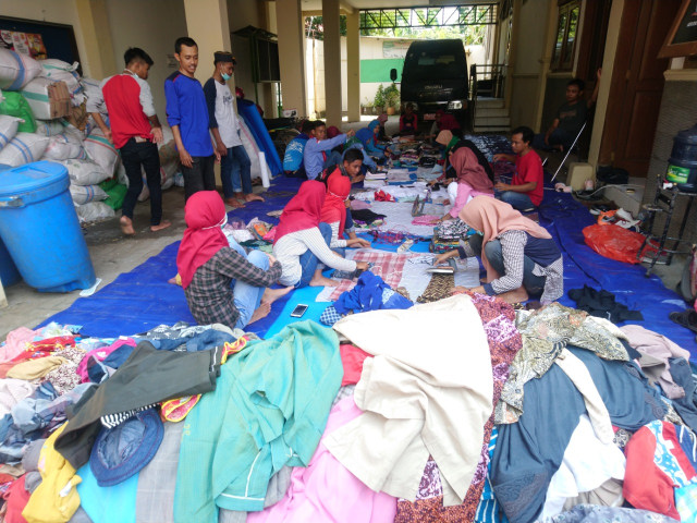Relawan Tuban Sortir dan Setrika Massal Baju Korban Tsunami