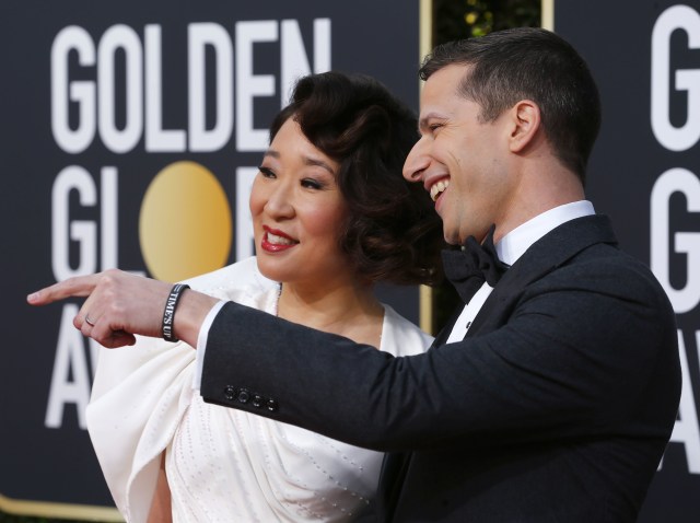 Pembawa Acara Andy Samberg Kenakan Gelang Time's Up Berwarna Hitam di Red Carpet Golden Globes 2019. (Foto: Mike Blake/ Reuters)