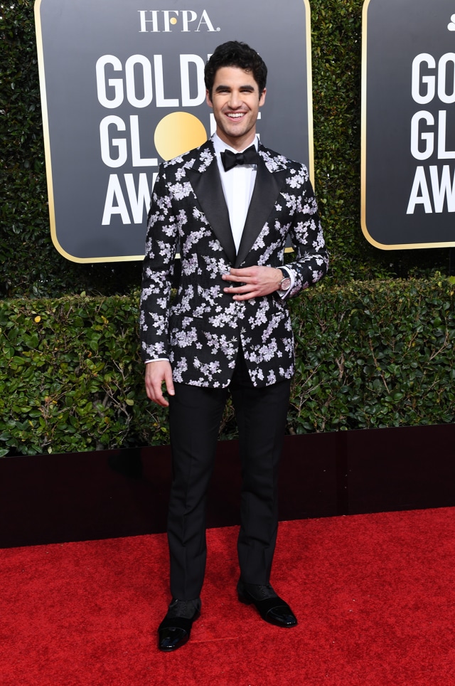Busana Terbaik Pria di Golden Globes 2019: Darren Criss. (Foto: AFP/VALERIE MACON)