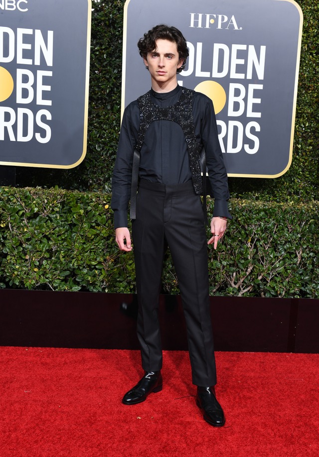 Busana Terbaik Pria di Golden Globes 2019: Timothee Chalamet. (Foto: AFP/VALERIE MACON)