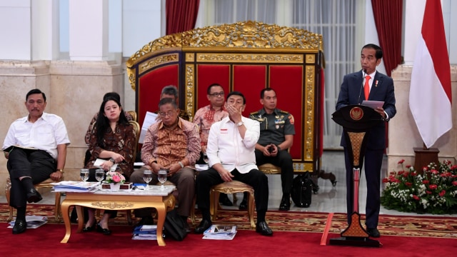 Presiden Joko Widodo (kanan) menyampaikan arahan saat memimpin Sidang Kabinet Paripurna di Istana Negara, Jakarta, Senin (7/1/2019).  (Foto: ANTARA FOTO/Puspa Perwitasari)