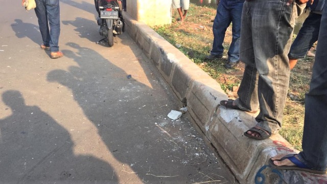 Pembatas jalan yang diduga dihantam mobil Innova putih sebelum tercebur ke Kalimalang. (Foto: Reki Febrian/kumparan)