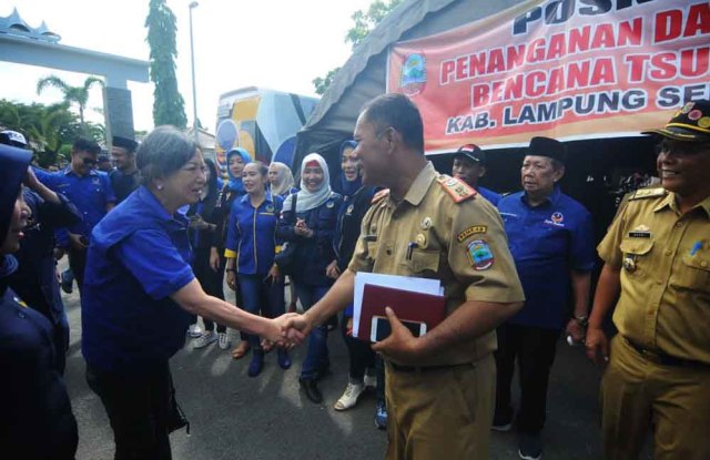 19 Truk Bantuan Warga Jatim untuk Korban Tsunami Lampung Diserahkan (1)