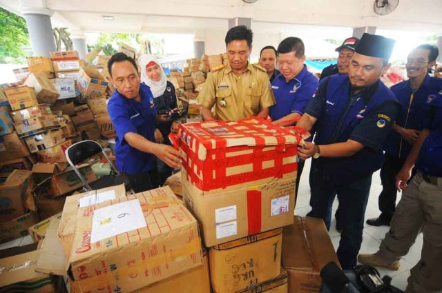 19 Truk Bantuan Warga Jatim untuk Korban Tsunami Lampung Diserahkan (2)