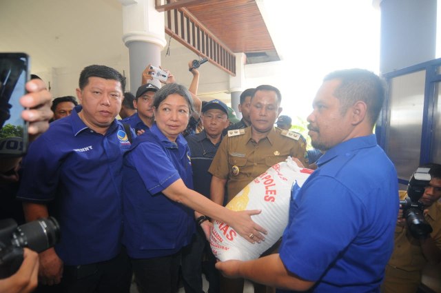19 Truk Bantuan Warga Jatim untuk Korban Tsunami Lampung Diserahkan (3)