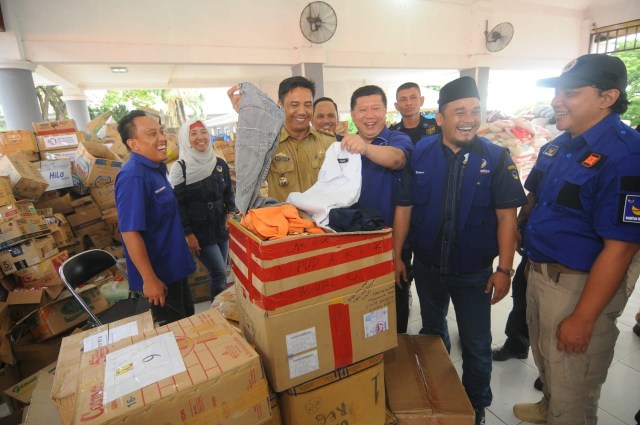 19 Truk Bantuan Warga Jatim untuk Korban Tsunami Lampung Diserahkan (5)