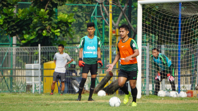 Pemain Timnas U-22 Indonesia, Gian Zola Nasrulloh (rompi oranye). (Foto: Alan Kusuma/kumparan)