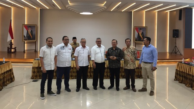 Foto bersama usai rapat rapat internal KPU jelang debat pertama dengan Timses 01 dan 02 di Gedung KPU, Jakarta, Senin (7/1). (Foto: Darin Atiandina/kumparan)