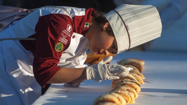 Suasana pemecahan Guinness World Record membuat kue raja sepanjang 2,063,43 meter, di Saltillo, Negara Bagian Coahuila, Meksiko. (Foto: AFP/JULIO CESAR AGUILAR)