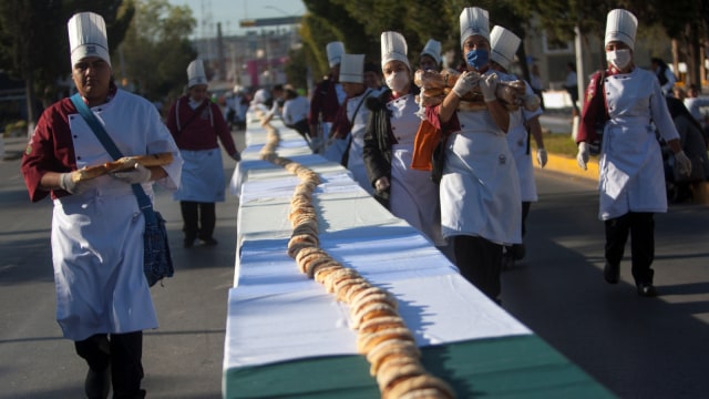 Suasana pemecahan Guinness World Record membuat kue raja sepanjang 2,063,43 meter, di Saltillo, Negara Bagian Coahuila, Meksiko. (Foto: AFP/JULIO CESAR AGUILAR)