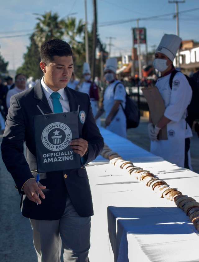 Petugas Guinness World Record menilai kue raja sepanjang 2,063,43 meter, di Saltillo, Negara Bagian Coahuila, Meksiko. (Foto: AFP/JULIO CESAR AGUILAR)