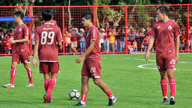 Sejumlah pemain Persija sudah bergabung pada latihan perdana di lapangan Aldiron, Pancoran, Jakarta, Senin (7/1). (Foto: Helmi Afandi Abdullah/kumparan)