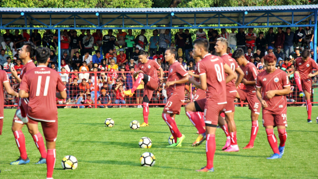 Sejumlah pemain Persija sudah bergabung pada latihan perdana di lapangan Aldiron, Pancoran, Jakarta, Senin (7/1). (Foto: Helmi Afandi Abdullah/kumparan)