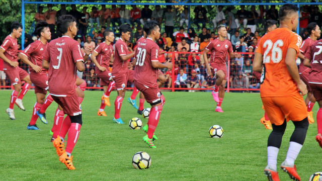 Sejumlah pemain Persija tengah melakoni latihan perdana di lapangan Aldiron, Pancoran, Jakarta, Senin (7/1). (Foto: Helmi Afandi Abdullah/kumparan)