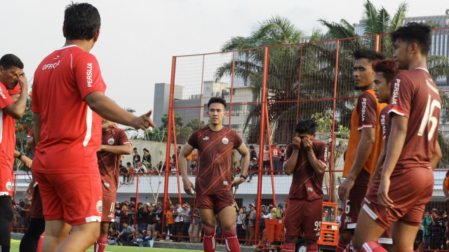 Pemain baru Persija, Ryuji Utomo (tengah) sudah terlihat bergabung latihan bersama Persija di Lapangan Aldiron, Pancoran, Jakarta, Senin (7/1). (Foto: Helmi Afandi Abdullah/kumparan)