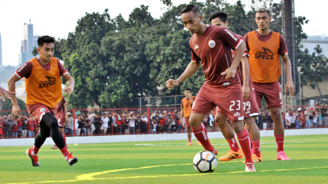 Pemain baru Persija, Bruno Matos (kanan) sudah terlihat bergabung latihan bersama Persija di Lapangan Aldiron, Pancoran, Jakarta, Senin (7/1). (Foto: Helmi Afandi Abdullah/kumparan)