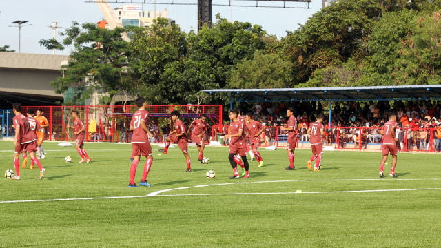 Sejumlah pemain Persija sudah bergabung pada latihan perdana di lapangan Aldiron, Pancoran, Jakarta, Senin (7/1). (Foto: Helmi Afandi Abdullah/kumparan)