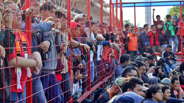 Sejumlah pendukung Persija menonton pertandingan perdana Persija di lapangan Aldiron, Pancoran, Jakarta, Senin (7/1). (Foto: Helmi Afandi Abdullah/kumparan)