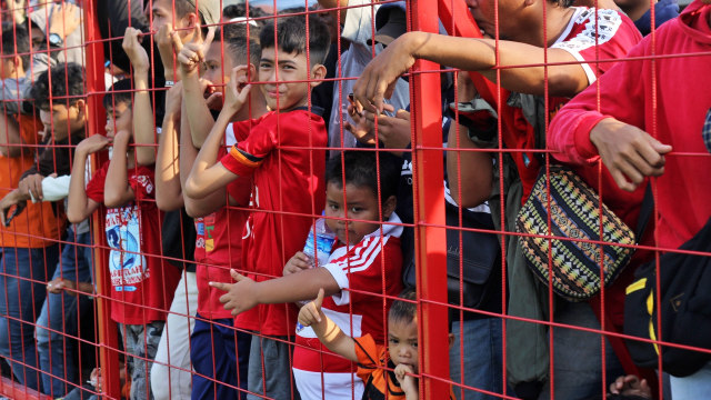 Sejumlah orang menonton pertandingan perdana Persija di lapangan Aldiron, Pancoran, Jakarta, Senin (7/1). (Foto: Helmi Afandi Abdullah/kumparan)