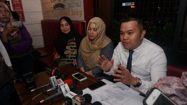 Kuasa hukum Vanessa Angel, Zakir Rasyidin (kanan) dan Jane Shalimar (tengah) saat konferensi pers tentang kasus porstitusi yang menimpa Vanessa Angel di Kalibata City, Jakarta, Senin (7/1/2019). (Foto: Irfan Adi Saputra/kumparan)