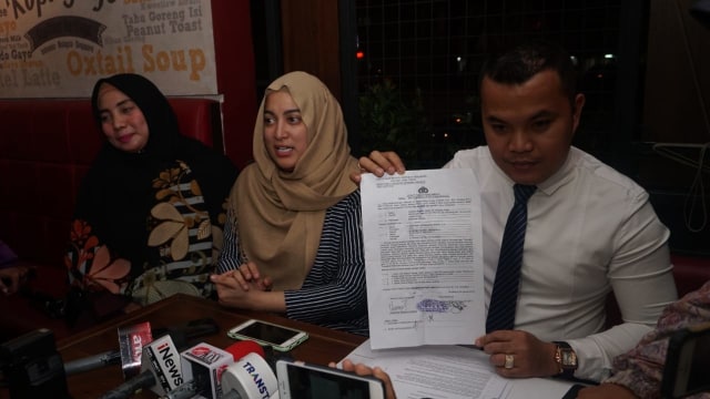 Kuasa hukum Vanessa Angel, Zakir Rasyidin (kanan) dan Jane Shalimar (tengah) saat konferensi pers tentang kasus porstitusi yang menimpa Vanessa Angel di Kalibata City, Jakarta, Senin (7/1/2019). (Foto: Irfan Adi Saputra/kumparan)