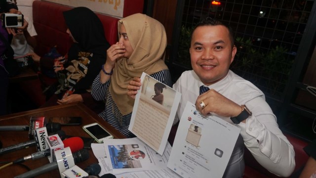 Kuasa hukum Vanessa Angel, Zakir Rasyidin (kanan) dan Jane Shalimar (tengah) saat konferensi pers tentang kasus porstitusi yang menimpa Vanessa Angel di Kalibata City, Jakarta, Senin (7/1/2019). (Foto: Irfan Adi Saputra/kumparan)