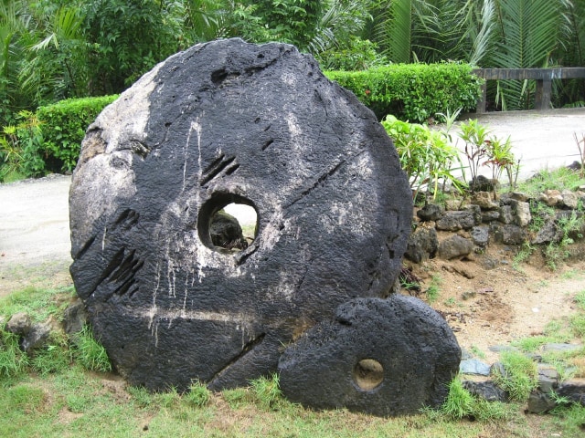 Batu Rai Memiliki Ciri Lubang Pada Bagian Tengahnya (Foto: Flickr / Mike)