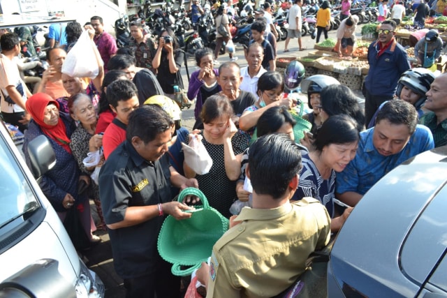 Tas belanja diserbu ibu-ibu saat dibagikan di Pasar Kereneng, Denpasar, Selasa (8/1) - kanalbali/KAD