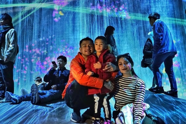 Raffi Ahmad dan keluarga saat berpose di salah satu sudut di teamLab Borderless, Tokyo. (Foto: Instagram @raffinagita1717)
