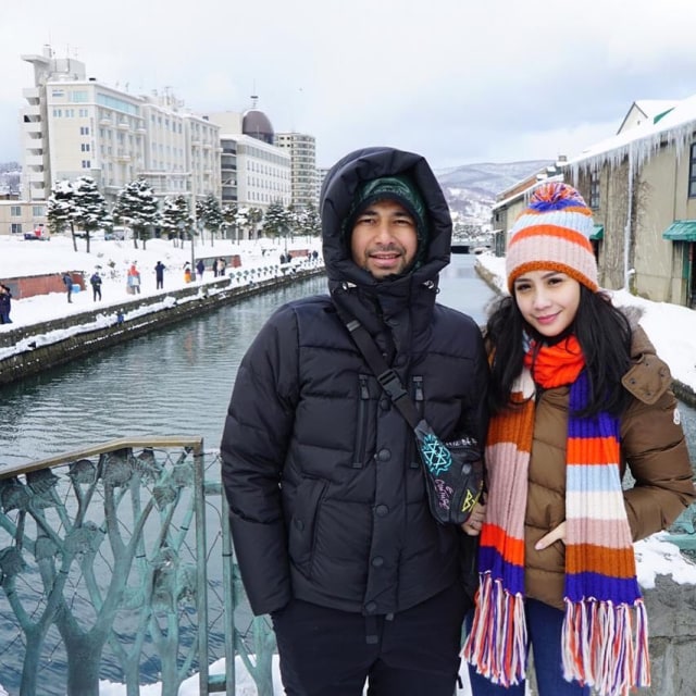 Raffi Ahmad dan Nagita Slavina foto di depan kanal di Otaru, Hokkaido, Jepang. (Foto: Instagram @raffinagita1717)