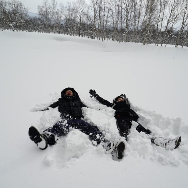 Raffi Ahmad dan sang istri, Nagita Slavina bermain salju di Hokkaido, Jepang. (Foto: Instagram @raffinagita1717)