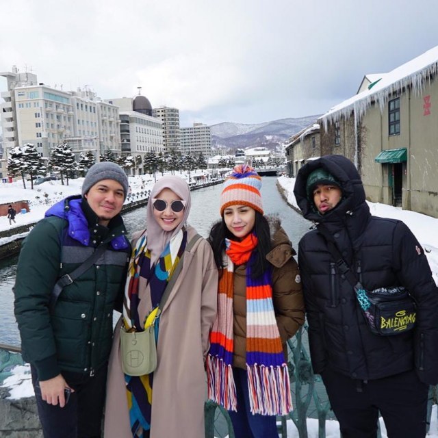 Raffi Ahmad, Nagita Slavina, Irwansyah, dan Zaskia Sungkar foto bersama di Jepang. (Foto: Instagram @raffinagita1717)