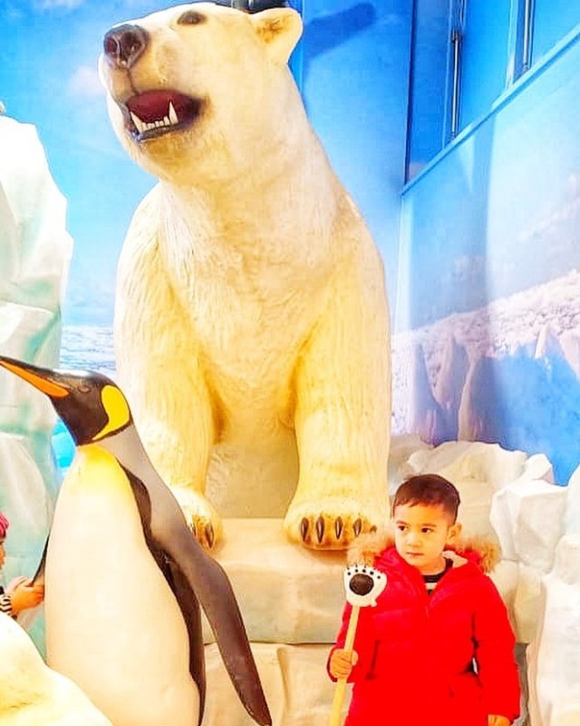 Rafathar foto di depan patung beruang kutub besar. (Foto: Instagram @raffinagita1717)