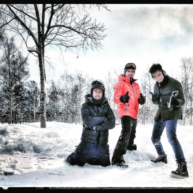 Raffi Ahmad, Irwansyah, dan Baim Wong saat bermain salju. (Foto: Instagram @raffinagita1717)