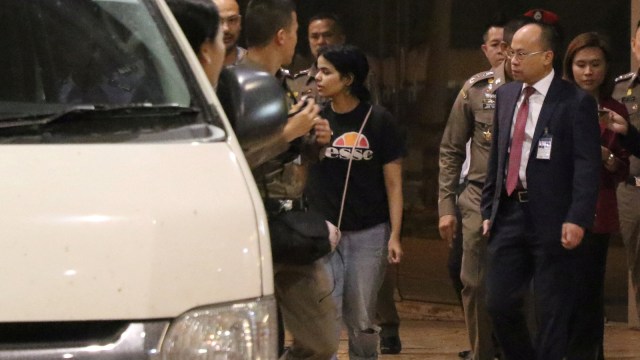 Seorang remaja putri asal Arab Saudi, Rahaf Mohammed al-Qunun, saat bertemu dengan petugas imigrasi di hotel Bandara Suvarnabhumi, Bangkok, Thailand. (Foto: Reuters)