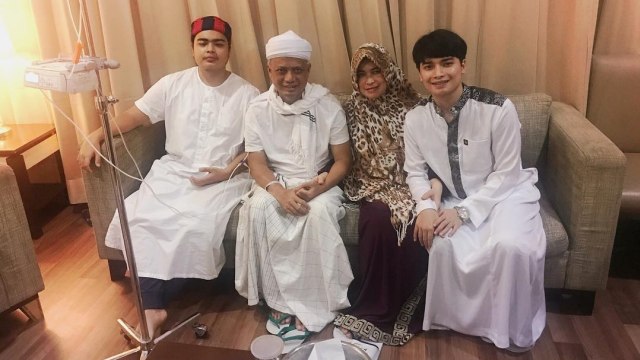 Ustaz Arifin Ilham di dampingi keluarganya. Foto: Instagram/@alvin_411