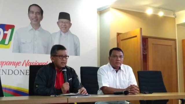 Sekretaris Tim Kampanye Nasional (TKN) Jokowi-Ma'ruf Amin, Hasto Kristiyanto (kiri) di Posko Cemara, Selasa (8/1). (Foto: Rafyq Alkandy/kumparan)