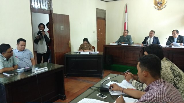 Sidang sengketa informasi publik yang diajukan WALHI Bali atas PT Pelindo disidangkan Komisi Informasi Publik, Selasa(8/1)- kanalbali/RLS