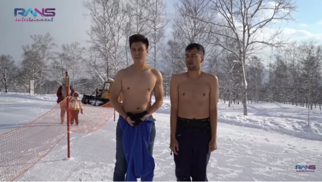 Raffi Ahmad dan Baim Wong lepas baju di tengah dinginnya salju di Jepang. (Foto: youtube/rans entertainment)