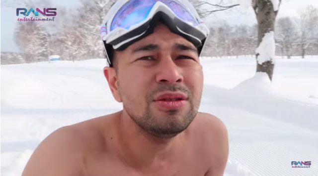 Raffi Ahmad nekat lepas baju di tengah dinginnya salju di Jepang. (Foto: youtube/rans entertainment)