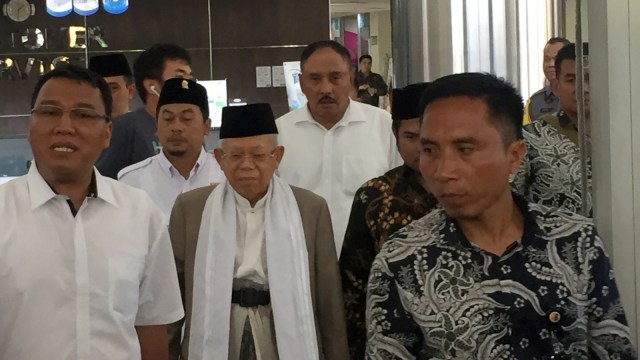Cawapres nomor urut 01 Ma’ruf Amin menjenguk Arifin Ilham di RSCM Kencana, Jakarta Pusat. (Foto: Fachrul Irwinsyah/kumparan)