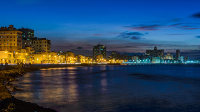 El Malecon, Havana, Kuba, pada malam hari. (Foto: Shutter Stock)