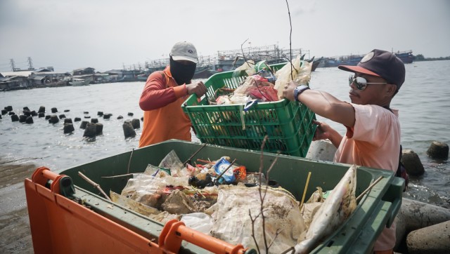 Petugas Suku DLH Kepulauan Seribu mengangkut sampah plastik di Pelabuhan Kaliadem, Muara Angke, Jakarta Utara, Selasa (8/1). (Foto: Jamal Ramadhan/kumparan)