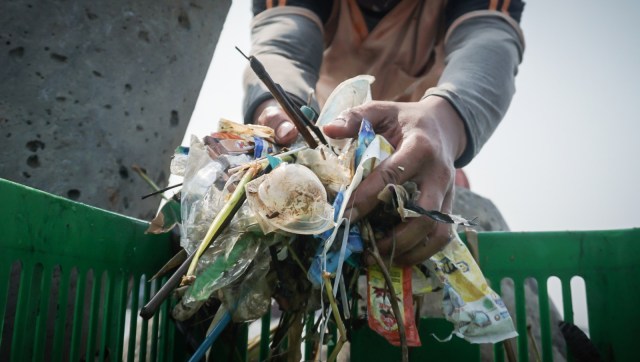 Petugas Suku DLH Kepulauan Seribu mengangkut sampah plastik di Pelabuhan Kaliadem, Muara Angke, Jakarta Utara, Selasa (8/1). (Foto: Jamal Ramadhan/kumparan)