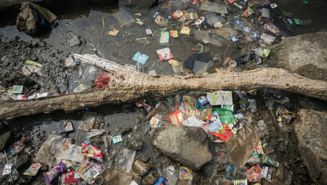 Sampah plastik di Pelabuhan Kaliadem, Muara Angke, Jakarta Utara, Selasa (8/1). (Foto: Jamal Ramadhan/kumparan)