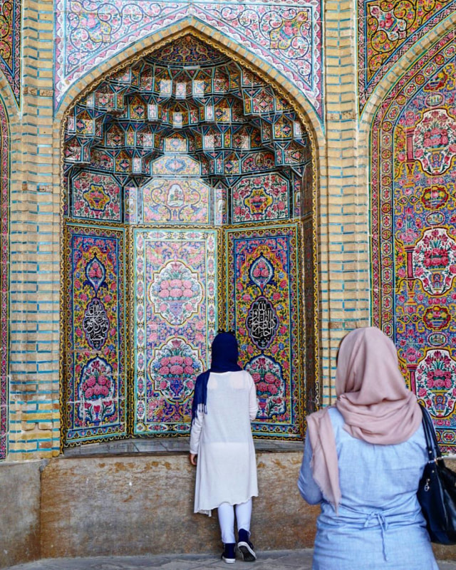 Pengunjung mengambil foto yang Instagramable di Nasir al-Mulk Mosque, Iran (Foto: Instagram/Trinity Traveler)