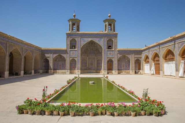 Tampak Nasir al-Mulk Mosque dari luar (Foto: Shutter Stock)